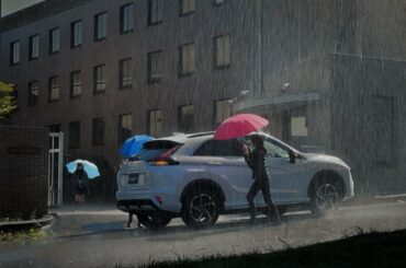 三菱のPHEV「突然の雨なんてへっちゃら」篇