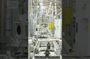 Assembling the gearbox for the all-new Renault #Austral ⚙️ #Shorts