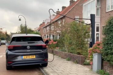 Is this on-street overhead EV charging arm hot or not?