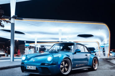 This is a Porsche 964 Restmod by Evomax!