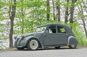 Good morning. Here is a bagged and modified Citroen 2CV. Have a great day.