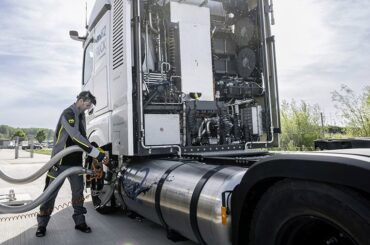 Daimler Truck CEO criticizes overreliance on Chinese batteries for electric vehicles