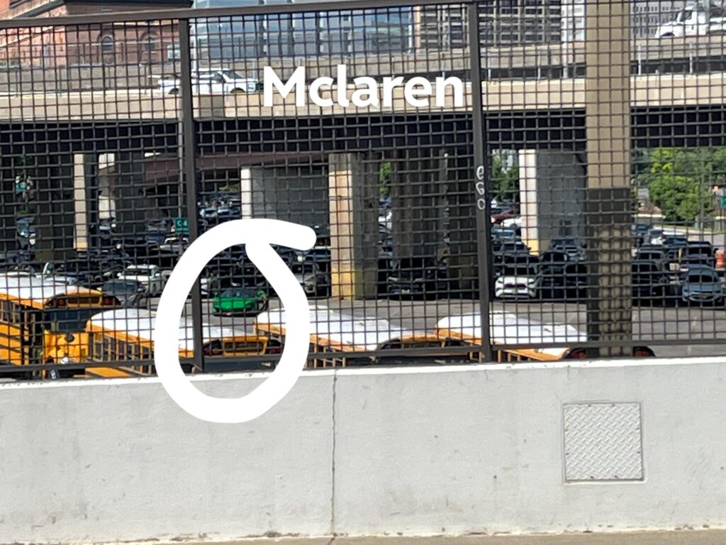 I think it’s a mclaren p1 idk I wasn’t close