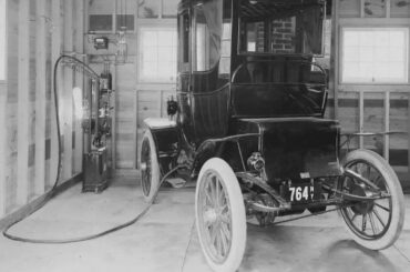 Charging an electric car in 1911