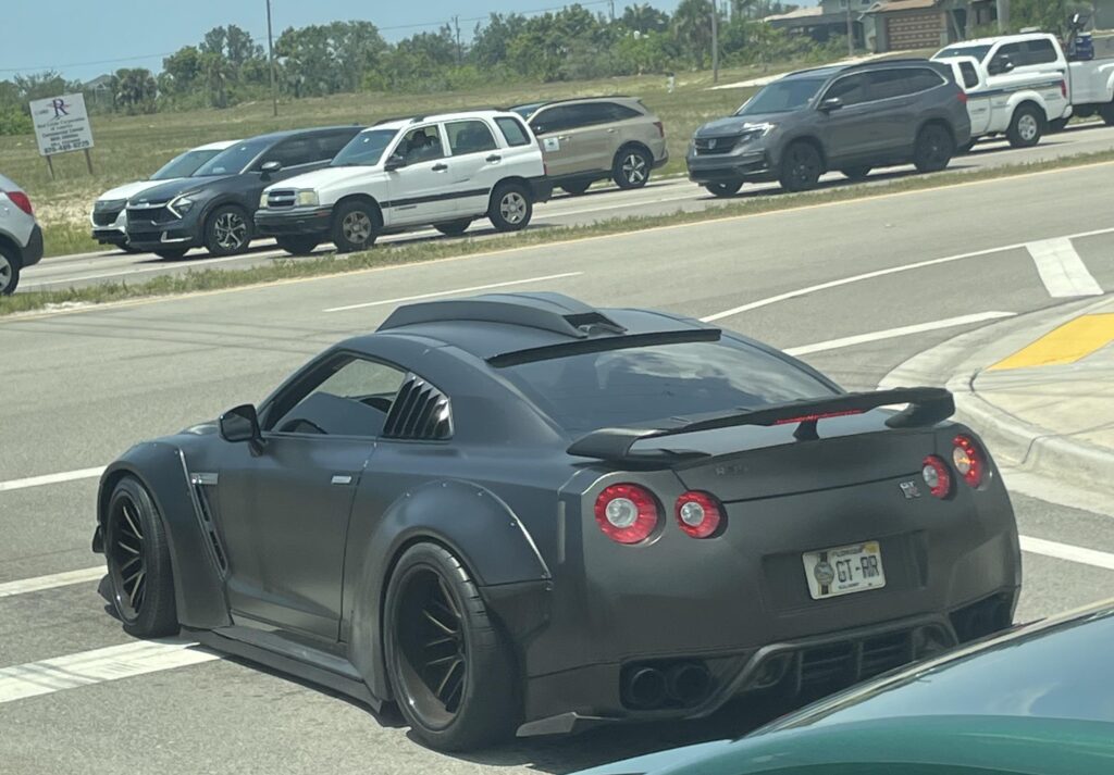 [Nissan GTR R-35] With a Widebody Kit!
