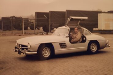 My dad in a Mercedes 300SL [4000 × 3000]
