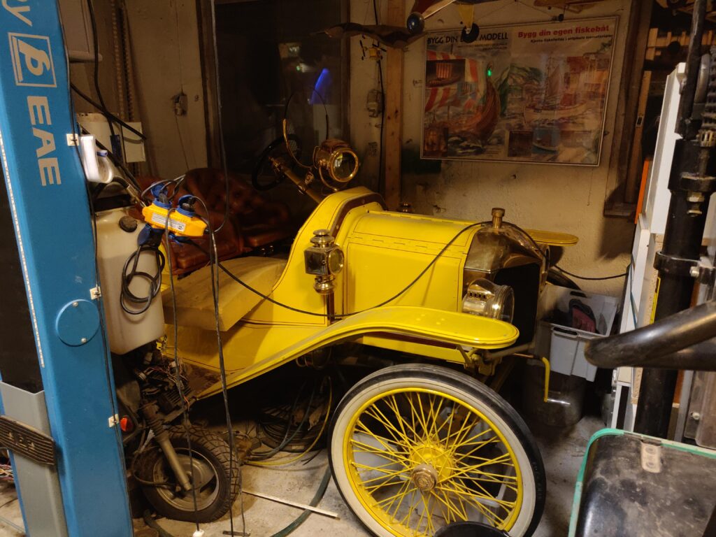 Spotted this in a garage behind a local RC shop. What Ford is this?