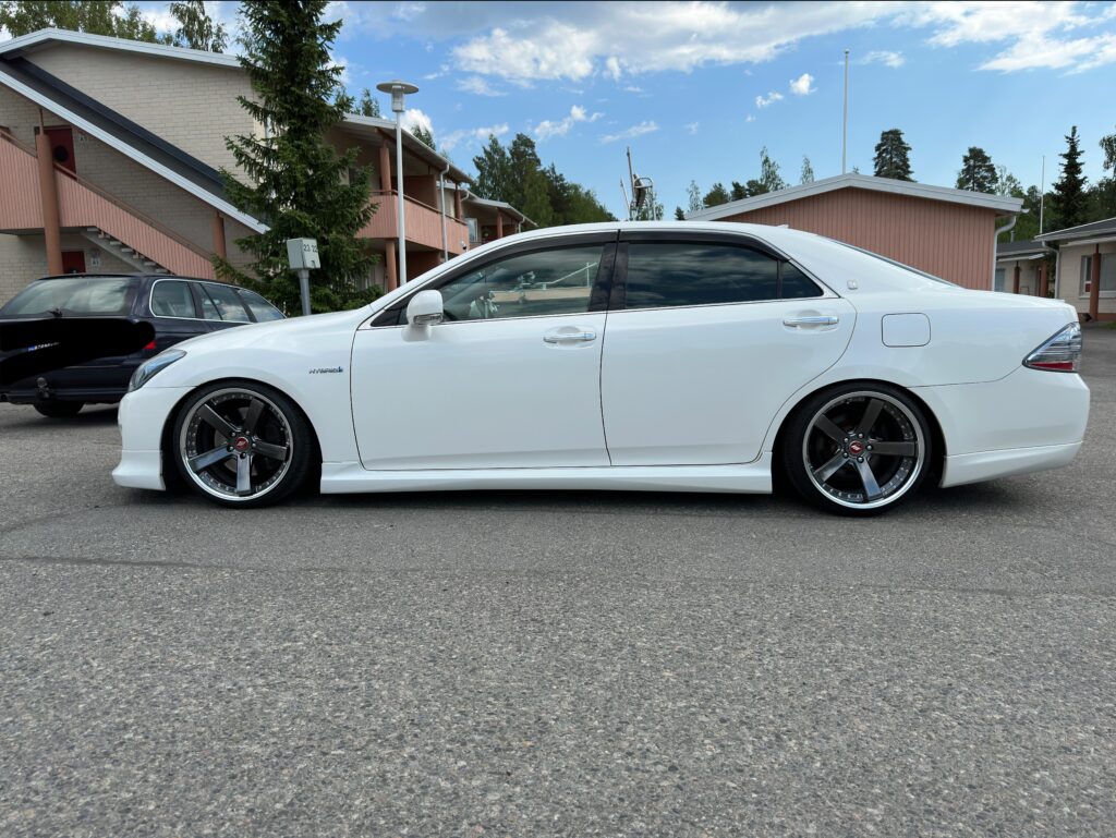 Finally got wheels fitted. Next step to lower it more, roll rear more and camber arms to rear