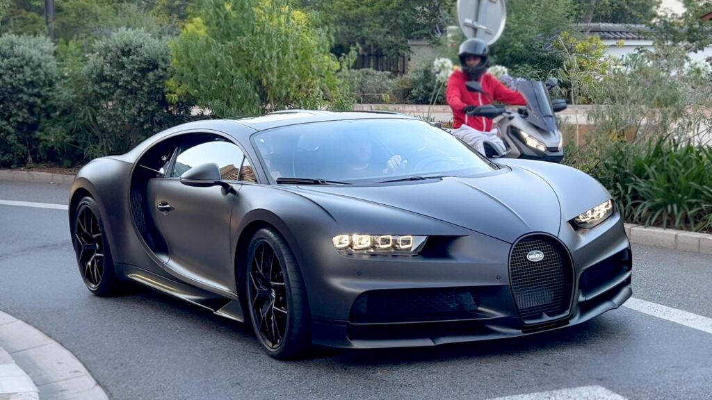 A stunning Black-out Bugatti Chiron Sport driving by in Monaco (2729 × 1535)