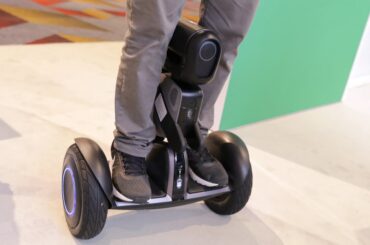 Segway Loomo - A scooter that doubles as a personal robot