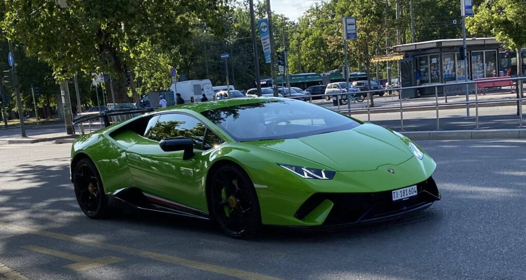 2020 Huracán in green. Milan, IT. [3340 x 1780]
