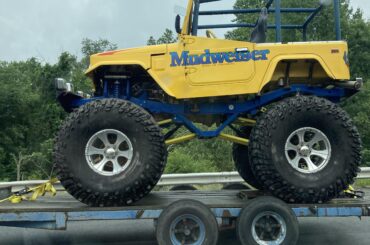 Huge lift on a vintage FJ spotted on I-80 near Delaware Water Gap