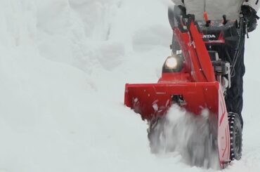 Honda HSS724AWD Snow Blower