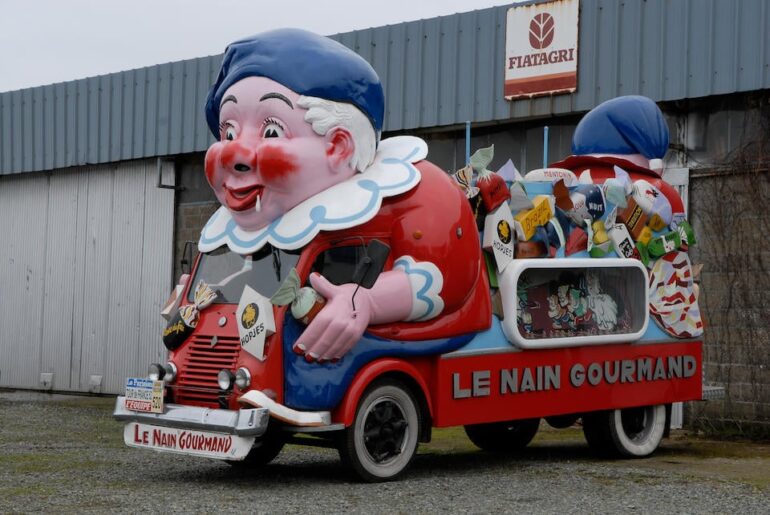 1951 Renault 1400 kg "bonbons Le Nain Gourmand" advertising vehicle. I apologize in advance.