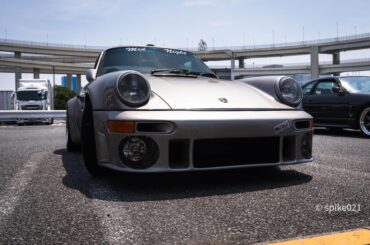 964 with full Auto Garage TBK bodykit at Daikoku PA