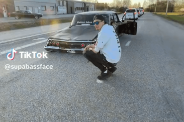 The new pilsnerbil/lowrider style… Cruising on bare rims 😌