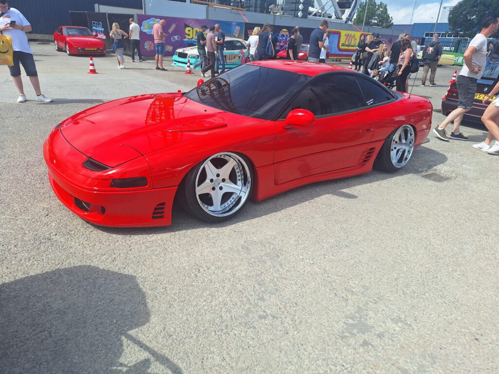 Saw this Dodge Stealth and it supriced me how much jdm vibes it gave me