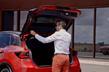 How to remove the tonneau cover | LEXUS EUROPE