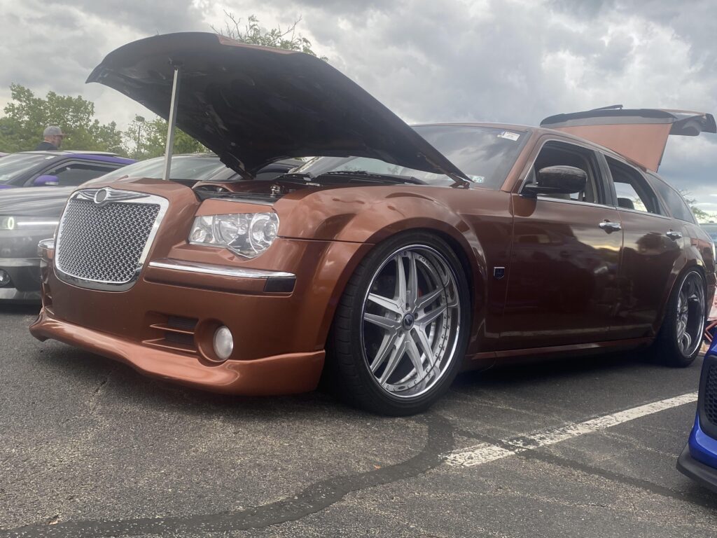 Dodge Magnum with Chrysler 300 front at a car show in Homestead, PA