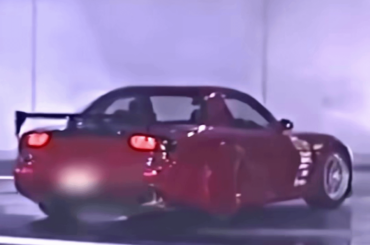 And i thought i've seen it all. Saw this beauty in some old japanese street racing clips. Rear wheel skirt anyone ?