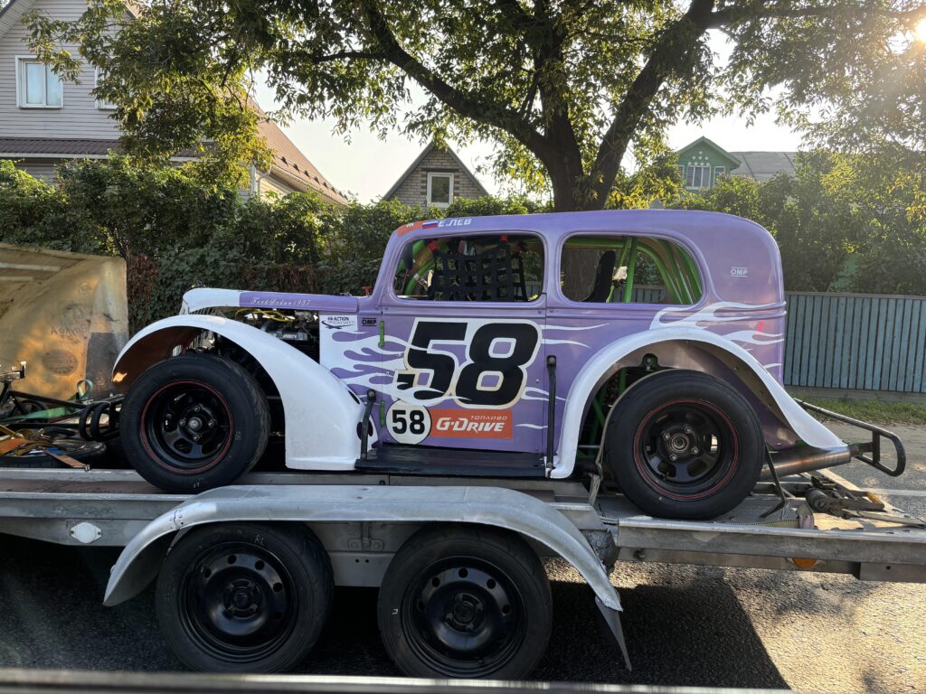 Saw this in the morning. The text on the front says it’s Ford sedan 1937.