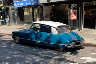 Spotted this Citroën DS21 in the wild today. I don’t know what year it is 😎