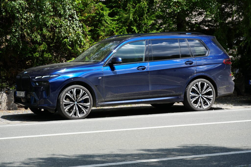 BMW X7 M line with the best possible colour blue,What do you think of the BMW X7?