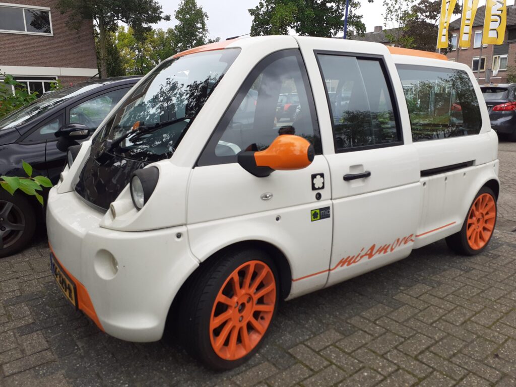 Very weird car minivan thingy