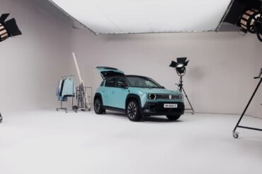 Zaza turns #Renault4 into her playground. creativity, boldness, and #liberté4ever