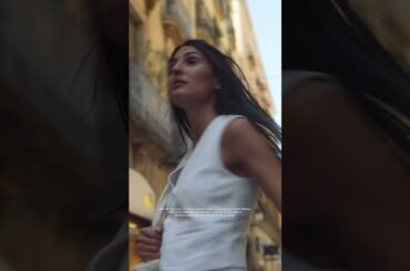 Lost? Or finding a new path. Her quest begins with the Audi Q4 e-tron.​