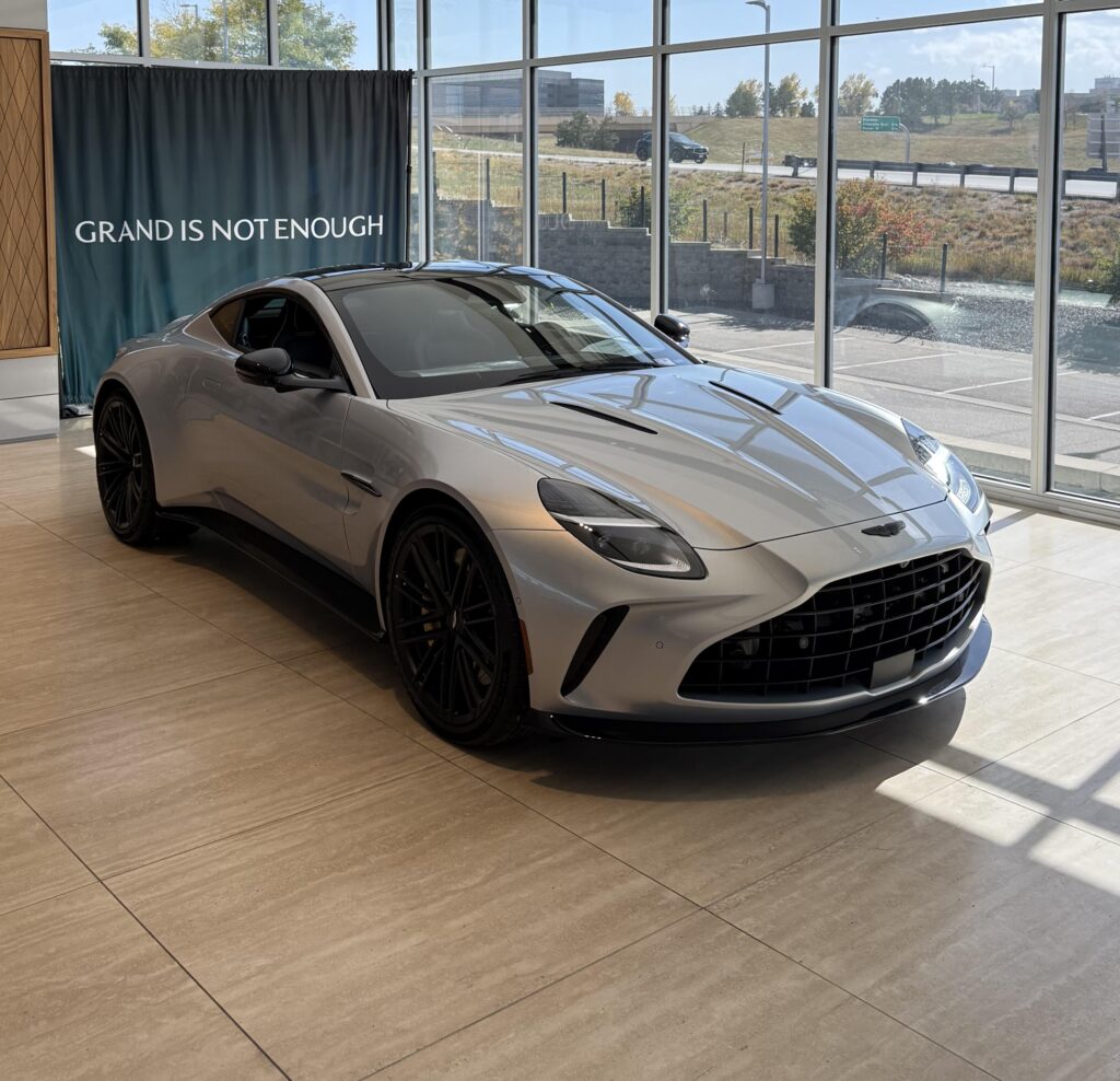 Aston Martin Vantage [3379x3261]