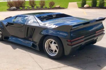 Found the Vector W8 I sat in when I was a kid 18 years later and 2,300 miles away (1304 x 640)