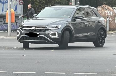 Sind die Auto Reifen immer so schräg beim abbiegen ?