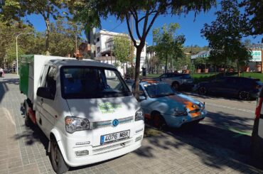 Barcelona waste collectors and city improvers drive around in tiny Chinese hardware...that makes even a pimped Fiesta look big