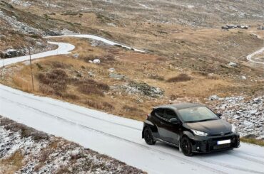 Killer combo: A sprinkle of snow on an abandoned mountain road, and a GR Yaris [2100x1576]
