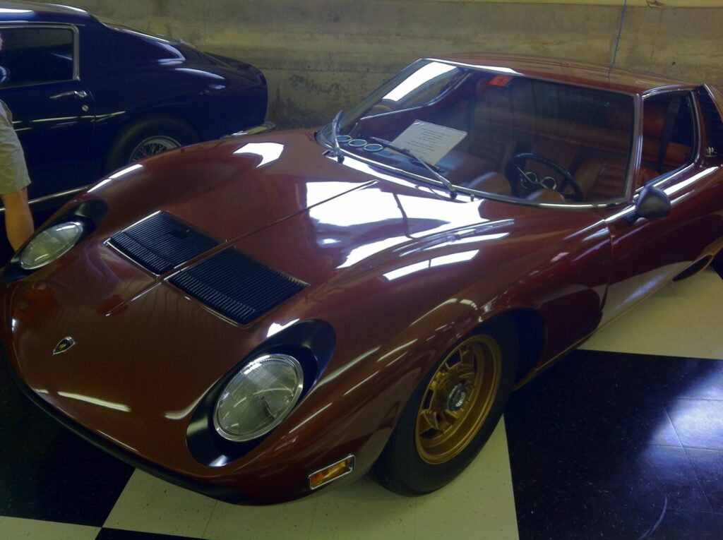 Lamborghini Miura [1936 x 2592]