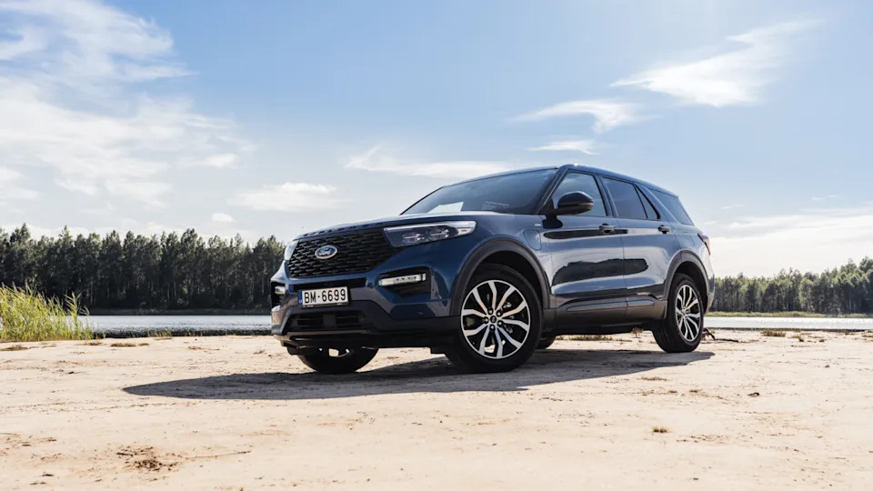 he sixth-generation Ford Explorer Plug-in Hybrid An optional twin-turbocharged 3.0 L EcoBoost V6 stand on sand by lake at sunny day mood.