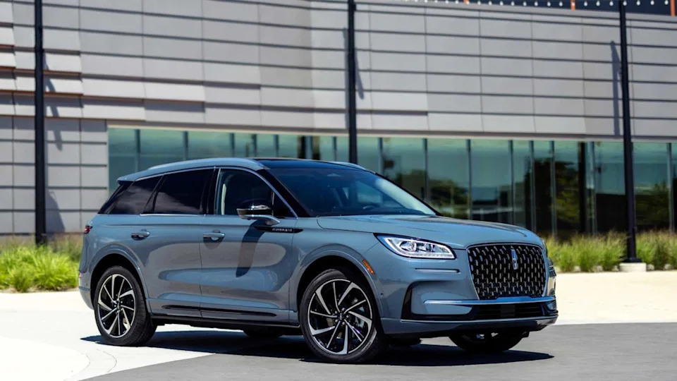 Static front 3/4 shot of a gray 2023 Lincoln Corsair.