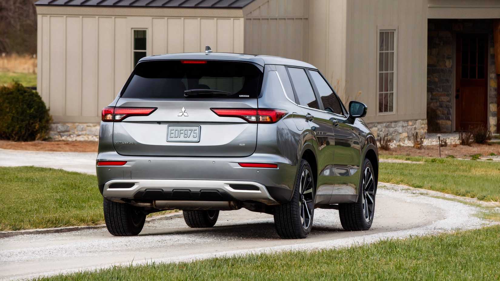 2022 Mitsubishi Outlander rear-quarter