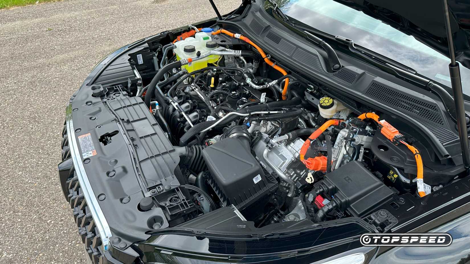 2025 Lincoln Corsair AWD Grand Touring III Engine 02