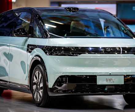 2025 Zeekr Mix Front 3/4