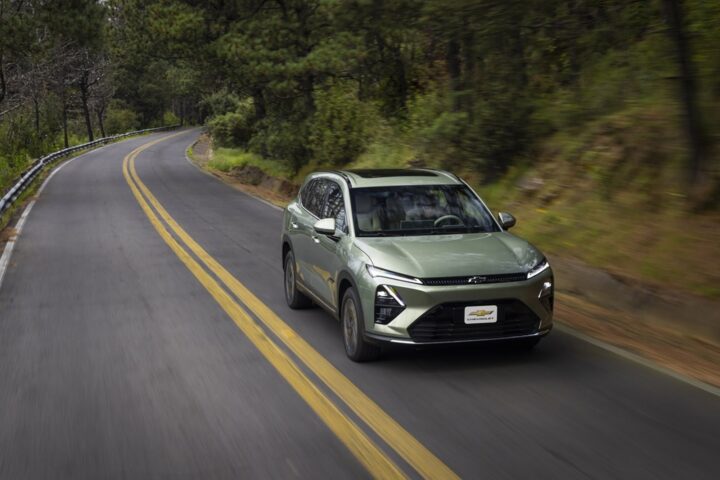 Front three-quarter view of the 2026 Chevy Captiva PHEV now available in Mexico.