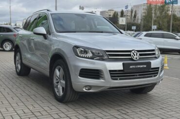 2010 VW Touareg 2.9L diesel with 196k km on it in Ukraine, official car of?(The license plate frame thingy says "Car with mileage"(here in Ukraine we use this as a way to refer to used cars))