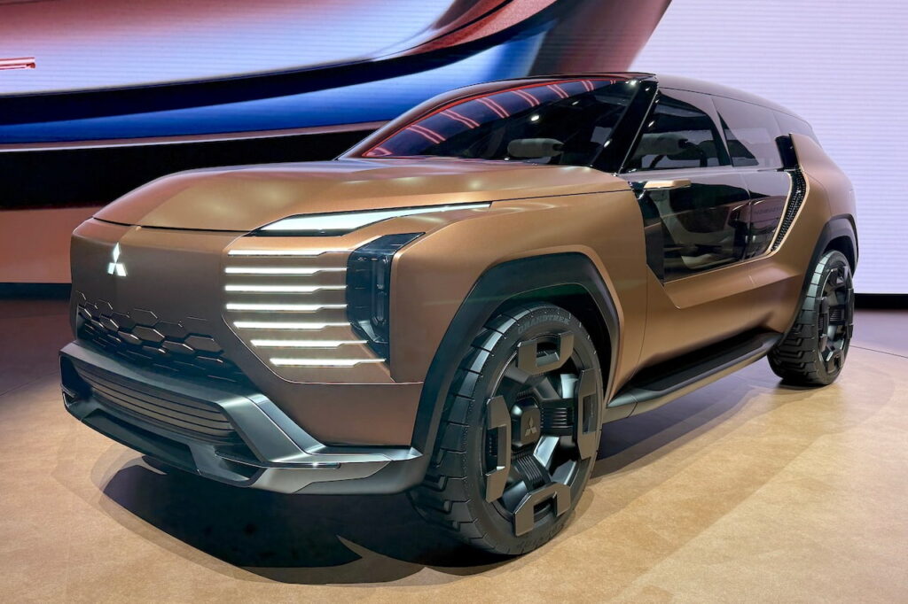 Mitsubishi Elevance Concept front three quarter
