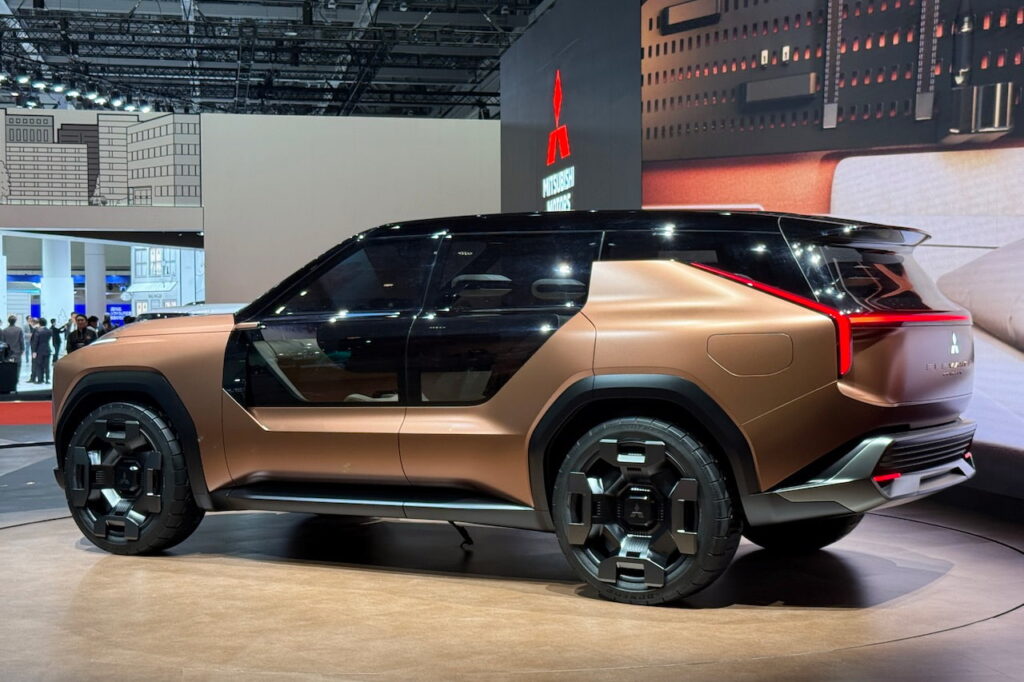 Mitsubishi Elevance Concept rear three quarter