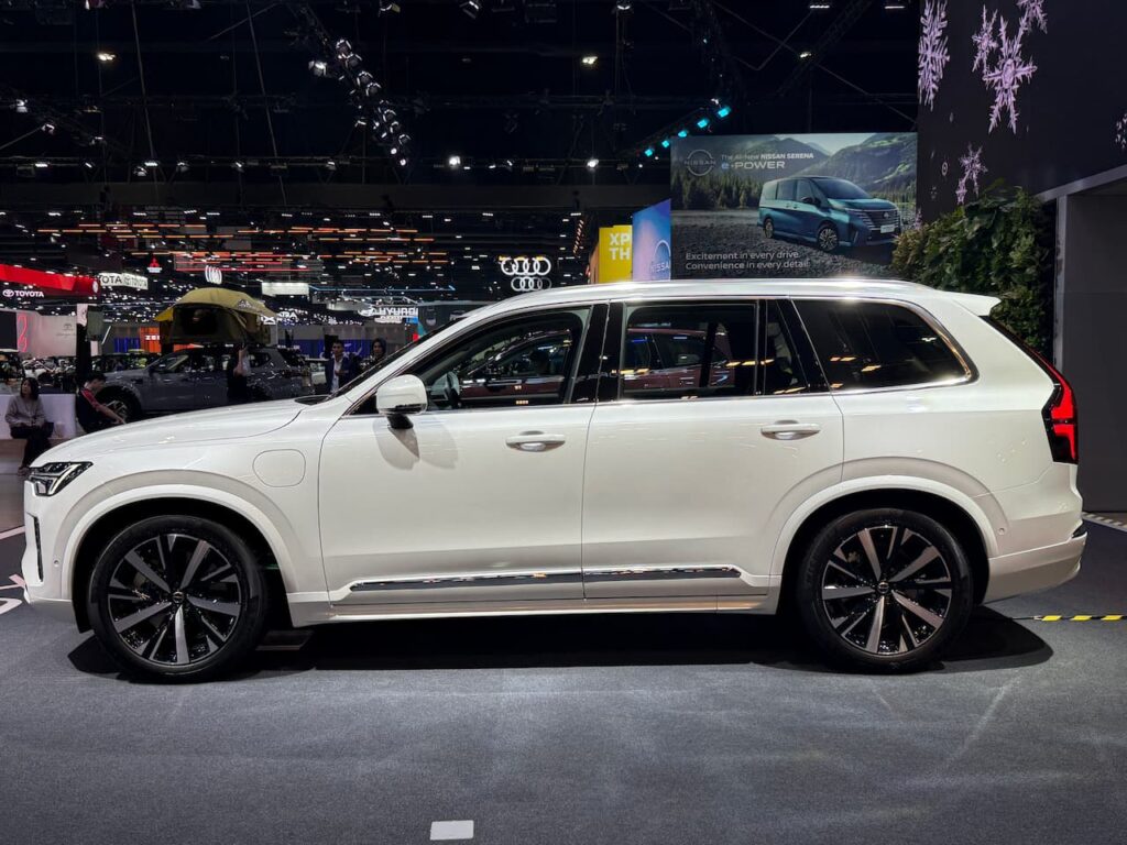 New Volvo XC90 Plug-in Hybrid (facelift) side profile live image