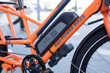 Battery on the main frame of an electric cargo bike