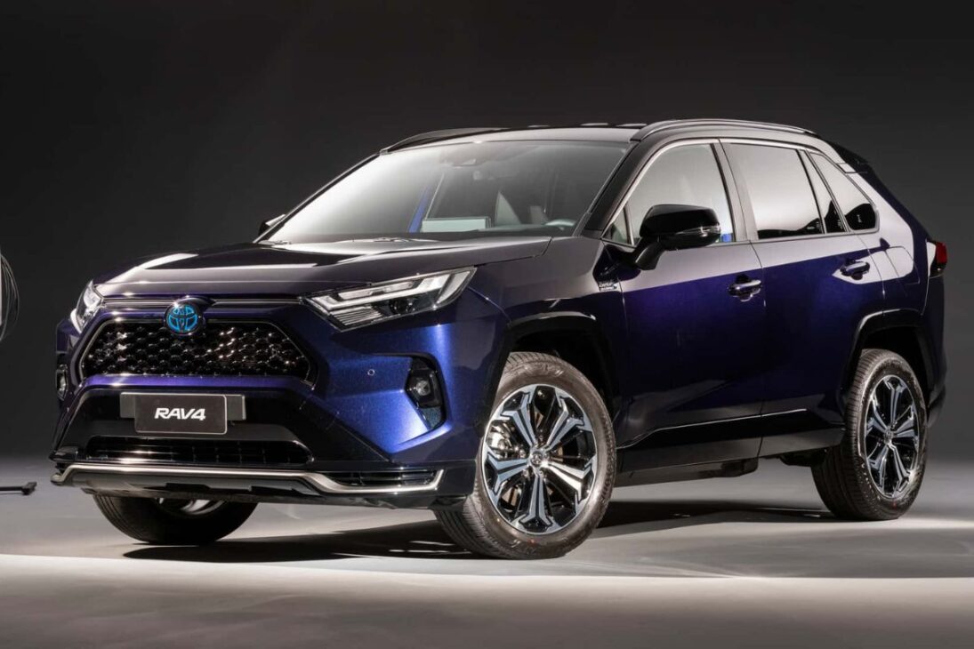 Toyota lança RAV4 híbrido 2026 com 100 km de autonomia elétrica, recarga em 30 minutos e pacote avançado de segurança e conectividade voltado ao motorista moderno