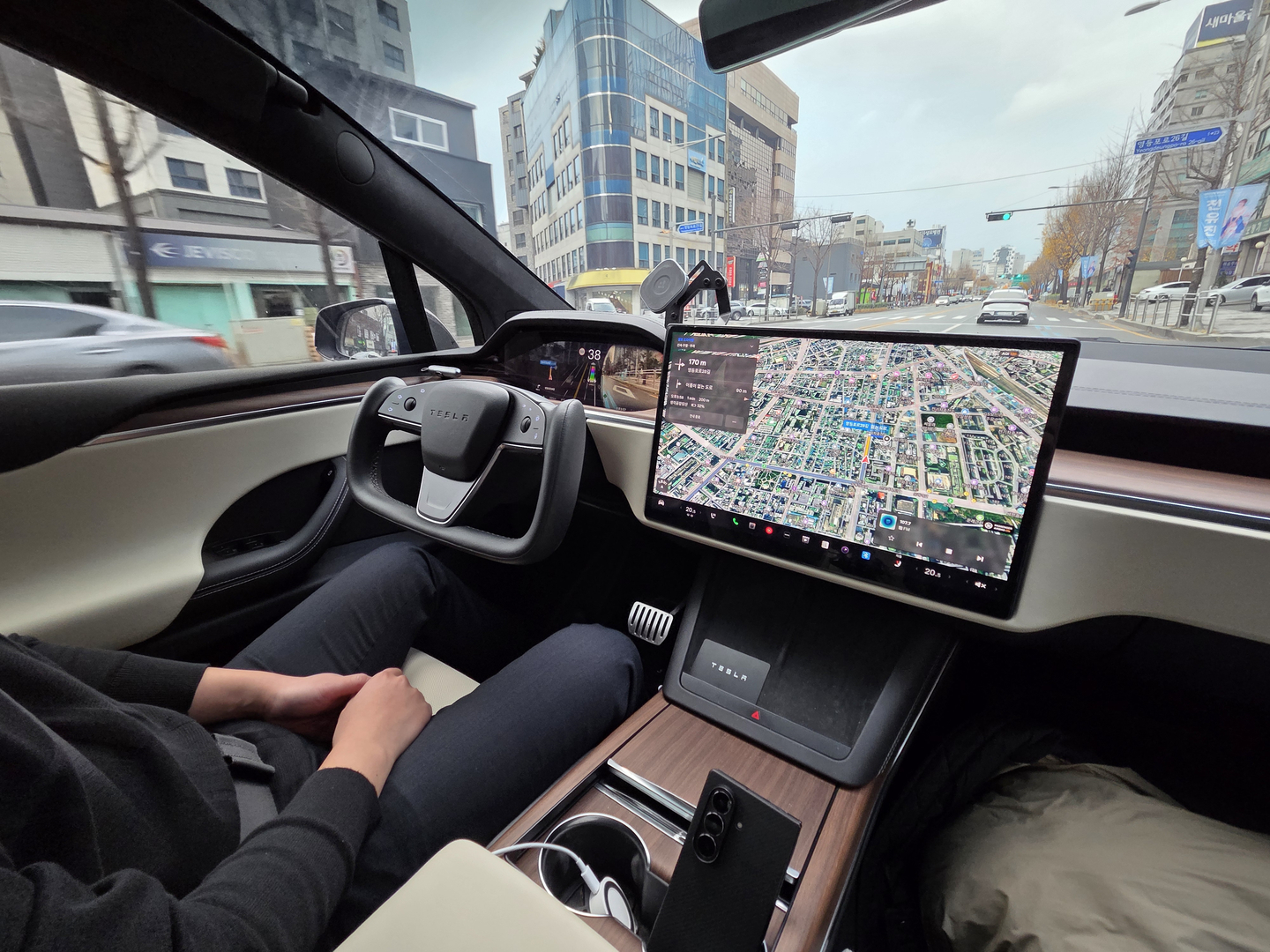 A Tesla Model X vehicle is seen driving in downtown Seoul with the Full Self-Driving system enabled on Nov. 26. The system operates without the driver having to hold the steering wheel or press the accelerator or brake. [KIM HYO-SEONG]