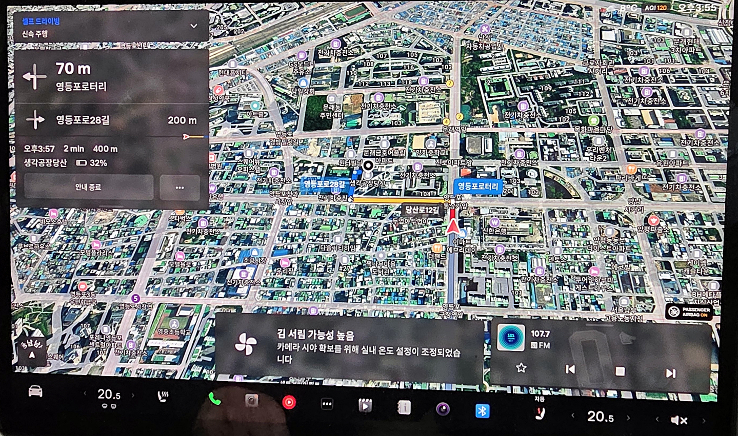 The center display of a Tesla Model X vehicle on Full Self-Driving mode [KIM HYO-SEONG]
